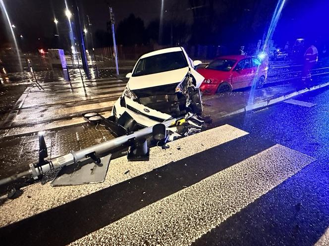 Warszawa, Wola. Dwie osobówki po zderzeniu wleciały na tory. Zablokowany ruch tramwajów