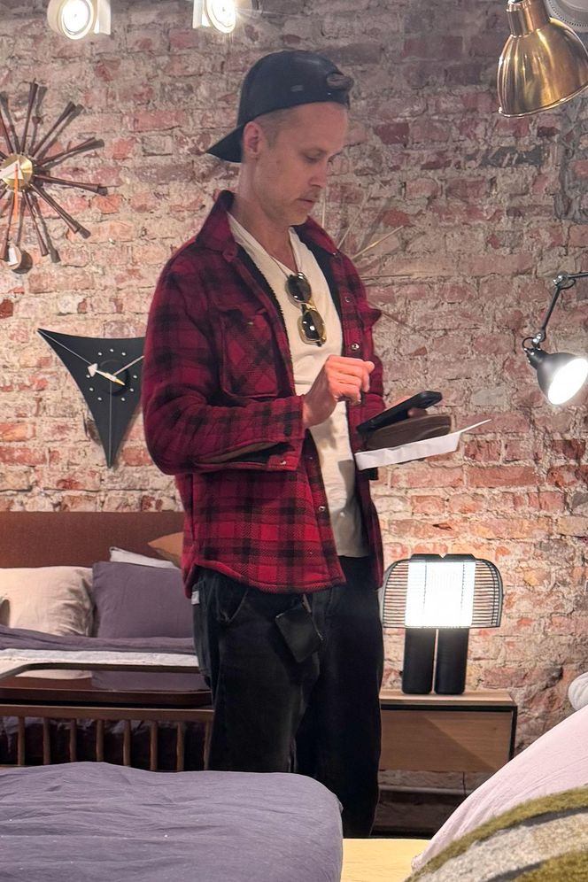 Maciej Zakościelny głaszcze kołdrę po rozwodzie