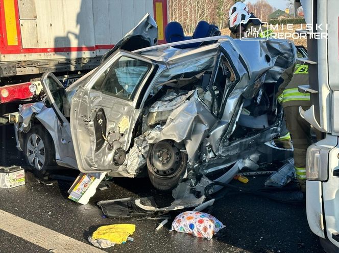 Wstrząsający wypadek pod Żyrardowem. Skoda zmiażdżona między dwoma tirami