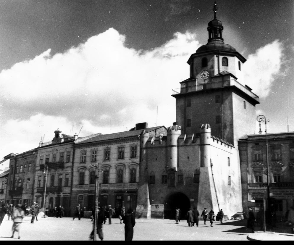 Widok Bramy Krakowskiej od strony placu Łokietka. W tle budynek ratusza.