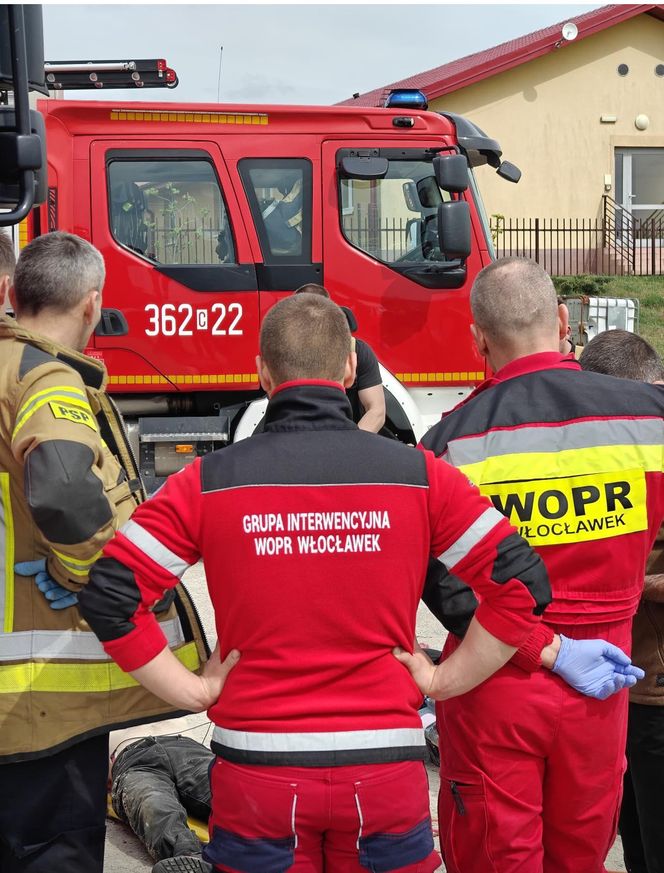 Tragiczny finał poszukiwań pod Włocławkiem. Ciało mężczyzny dryfowało w stawie