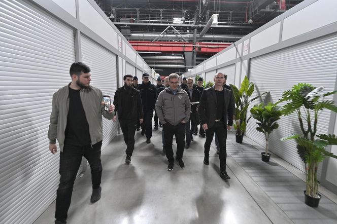 Komornicy na Modlińskiej. Nerwowe starcie przy hali na Białołęce. Ostry konflikt kupców z zarządcą hali