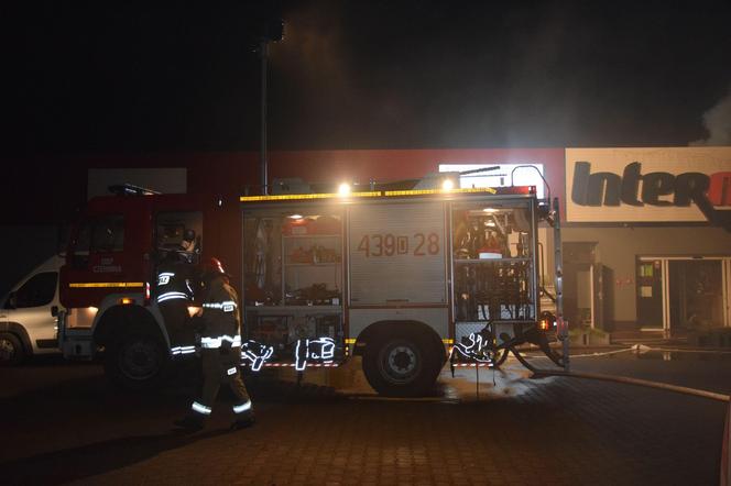 Pali się supermarket Intermarche w Górze. Pożar trawi go od kilku godzin