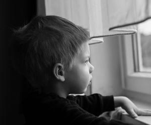 Kompletnie pijana 27-latka balowała z kolegami, a jej 5-letni synek na wszystko patrzył. Wtedy wkroczyli policjanci