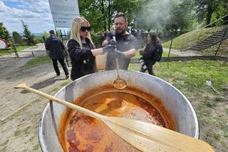 Przyjaciele gotowali zupę Damianówkę na pogrzebie Damiana Sobola