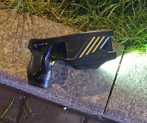 Fałszywy policjant rzucił się na strażnika miejskiego z paralizatorem! Szokująca napaść w Warszawie