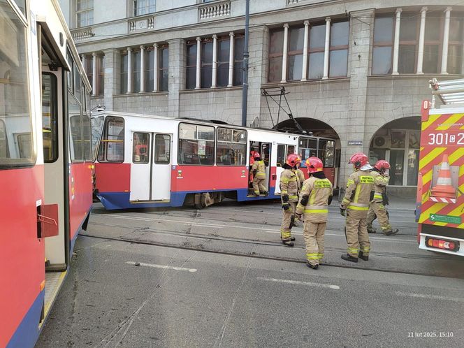 Bydgoszcz. Tramwaj wykoleił się i uderzył w budynek. Ogromne utrudnienia w ruchu [ZDJĘCIA]. 