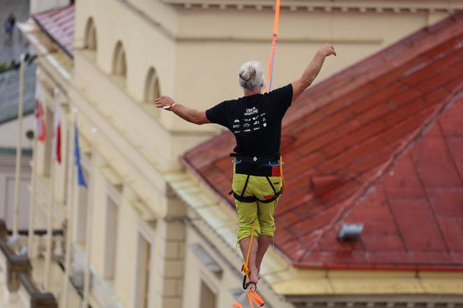   Urban Highline Festival 2023 w Lublinie. Slacklinerzy robią cuda na linach!