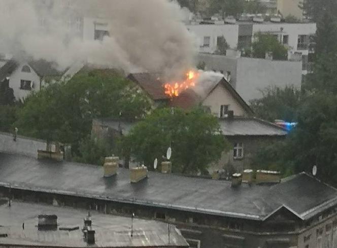 Tragiczne skutki burzy w Bydgoszczy. Piorun uderzył w dom i wywołał pożar! [ZDJĘCIA]