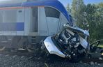 Tragiczny wypadek w Olszynach. Bus zderzył się z pociągiem