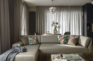 Granatowa kuchnia i orientalne akcenty. Mieszkanie inspirowane „Alicją w Krainie Czarów”