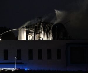Pożar akumulatorowni na poddaszu zakładu przetwórstwa drobiu w Kawle