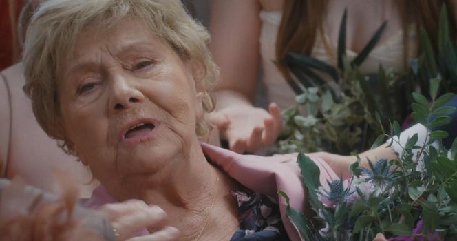 M jak miłość, odcinek 1890: Barbara zemdleje na ślubie Kamy i Marcina! Wszyscy goście przerażeni stanem seniorki rodu - ZDJĘCIA