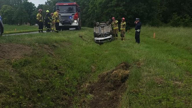 Złamał dożywotni zakaz. Po dachowaniu w pow. górowskim porzucił auto i poszedł pieszo