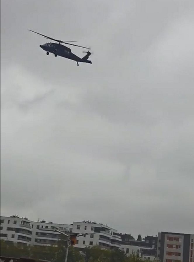 Wojskowe śmigłowce latają nisko nad Warszawą. Co się dzieje?