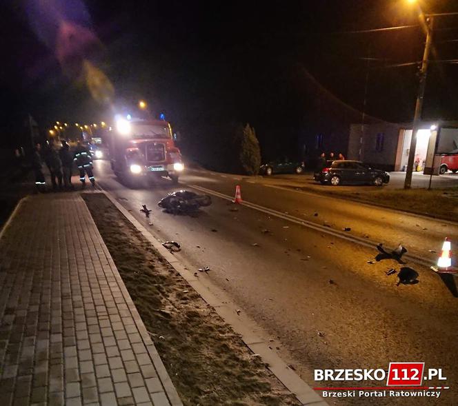 ZDERZENIE motoroweru z osobówką! Jedna osoba trafiła do szpitala