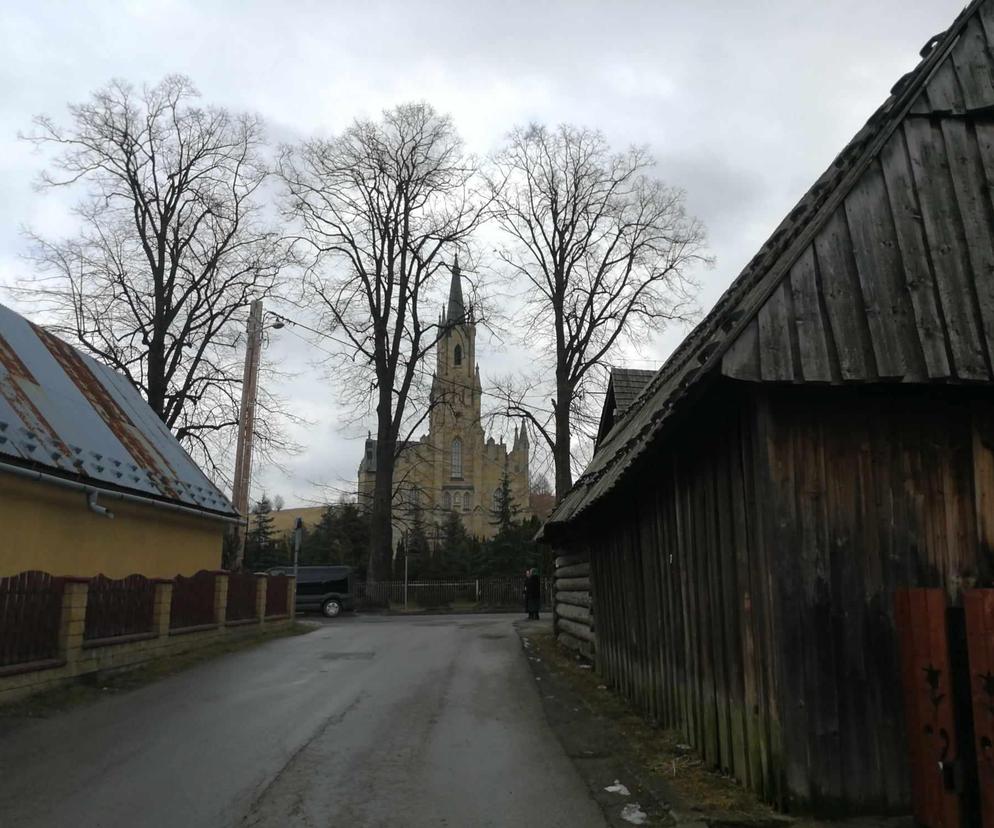 Ta Małopolska wieś nazywana jest żywym skansenem. Turyści z całej Polski zjeżdżają, by podziwiać tutejsze chałupy [GALERIA]