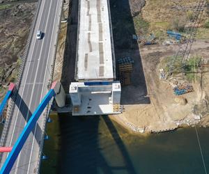 Niebieskie przęsło łukowe mostu nad Dziwną jest już gotowe