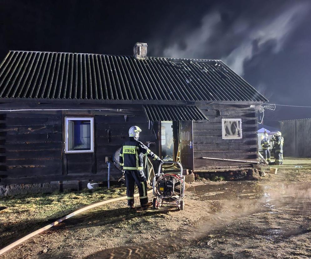 Ogień na poddaszu i na parterze. W powiecie łukowskim palił się drewniany dom 