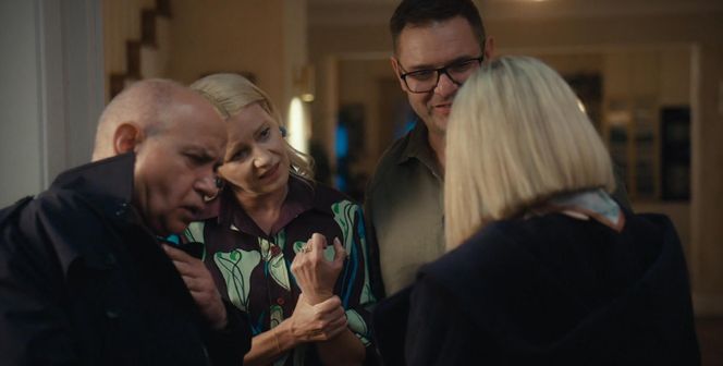 Rodzinka.pl 17 sezon odc. 297. rodzice Magdy - Beata (Agnieszka Wosińska), Jan (Krzysztof Dracz), Ludwik (Tomasz Karolak), Natalia (Małgorzata Kożuchowska)