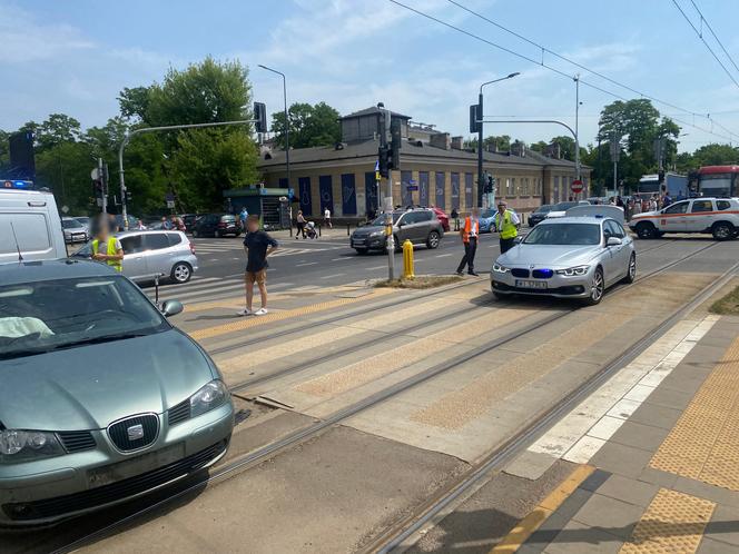 Wypadek na Grochowskiej w Warszawie. Auto zablokowało ruch tramwajowy
