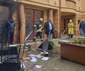 Na Wspólnej, odc 4076. Monika (Sylwia Gliwa), Damian Cieślik (Waldemar Błaszczyk), Włodek (Mieczysław Hryniewicz)