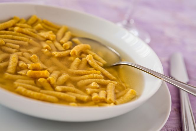 Wykwintny rosół Magdy Gessler z kluskami zGdy Magda Gessler odwiedziła „Złotą Kurę” w Elblągu, zachwyciła właśc serem parmezanem