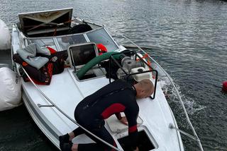  Tonęła łódka w Jeziorze Tarnobrzeskim. Strażacy musieli przerwać akcję [FOTO]