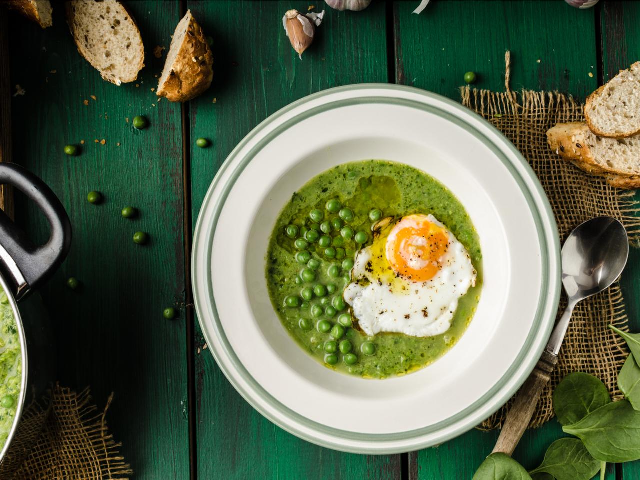 Zielona zupa z sadzonym jajkiem - tak łatwa, tak przepyszna