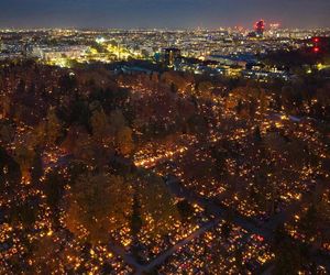 Tysiące zniczy rozświetliło polskie cmentarze. Niezwykły widok po zmroku