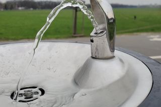 Darmowa woda w Krakowie. Czym są pitniki i gdzie je znaleźć?