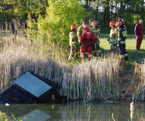 Nietrzeźwy utopił terenówkę w stawie. Potem zaczął pływać i śpiewać
