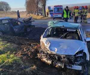 Zderzenie na skrzyżowaniu. Samochód stanął w płomieniach