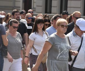 Marsz Milczenia dla Klaudii w Toruniu. „Niech nasza cisza przemówi głośniej niż słowa” [GALERIA]