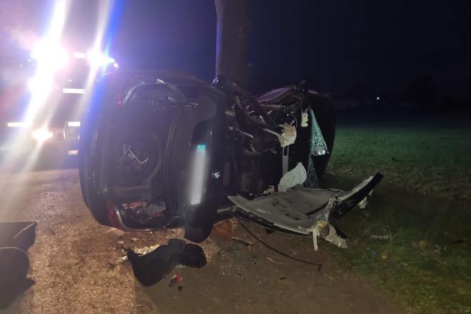 Makabra pod Płockiem! 33-latek zginął w rozbitym BMW. Dwie osoby ranne [ZDJĘCIA]
