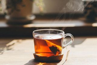 Torebka po herbacie działa jak drogi krem. Ten trik pokocha każda kobieta