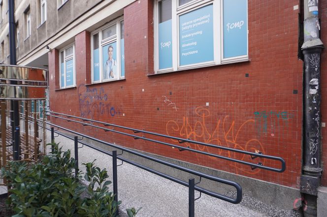 W niektórych miejscach Chmielnej - mimo remontu - nadal straszą jednak graffiti