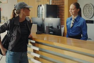 M jak miłość odc. 1771. Kelnerka Iga (Weronika Bartold)