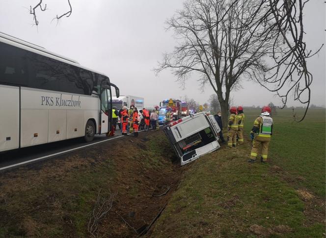 Krzywizna: Wypadek na DK 11. W busie niepełnosprawne dzieci. Są ranni! [ZDJĘCIA]