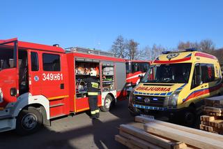 Poważny wypadek w tartaku na terenie powiatu toruńskiego. Maszyna wciągnęła rękę 46-latka