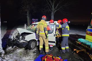 Poważny wypadek pod Chełmżą. Wypadł z drogi i uderzył w drzewo