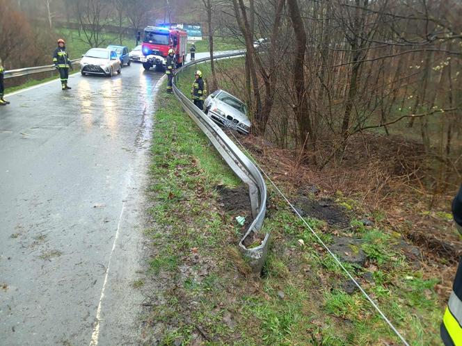 Janowice. Kierowca bmw przeszarżował na śliskiej drodze. Drzewa uratowały go przed katastrofą