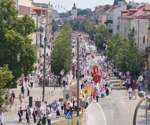 Boże Ciało 2024. Tłumy wiernych przeszły w procesji ulicami Białegostoku