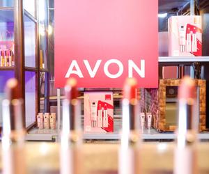 Konsultantki Avon stracą pracę? Co zmieni współpraca kosmetycznego giganta z Rossmannem?