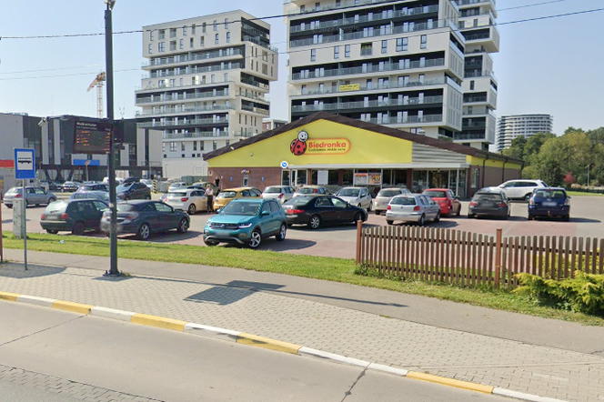 Córka zjadła bułkę za 33 grosze w Biedronce. Policja przyjechała na sygnale 