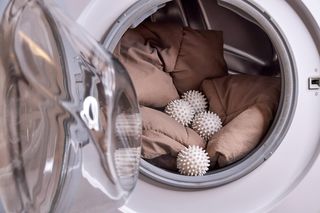 W Rossmannie kosztuje tylko 10 zł, a dopierze kurtkę puchową jak złoto. Bez zapachu stęchlizny i zbitego puchu. Sposób na pranie kurtek puchowych