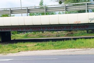 Kultowy napis Karola nie ma w domu talerzy... powrócił w nowej odsłonie