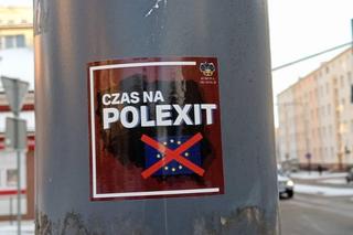 „Czas na PolExit”. W Olsztynie pojawiły się kontrowersyjne naklejki [ZDJĘCIA]