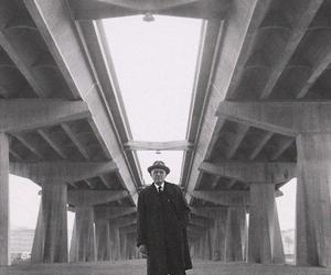 Pier Luigi Nervi pod wiaduktem Corso Francia w Rzymie, ok. 1960, fot. Oscar Savio. Materiały prasowe Muzeum Architektury we Wrocławiu