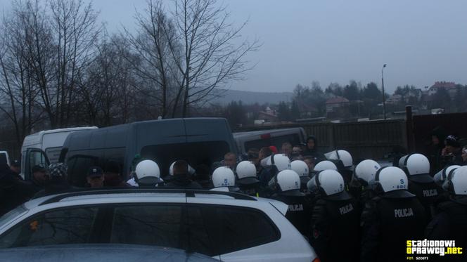 Skandal na meczu. Kibice Hutnika Kraków trzymani... w klatce niczym dzikie zwierzęta